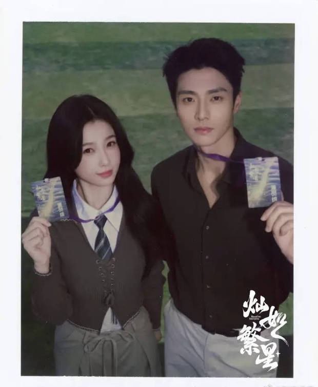 虞书欣陈靖可学院风青春活力。