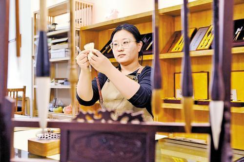 5月9日，李红玉在检查刚刚制作完成的毛笔。本报记者 焦磊摄