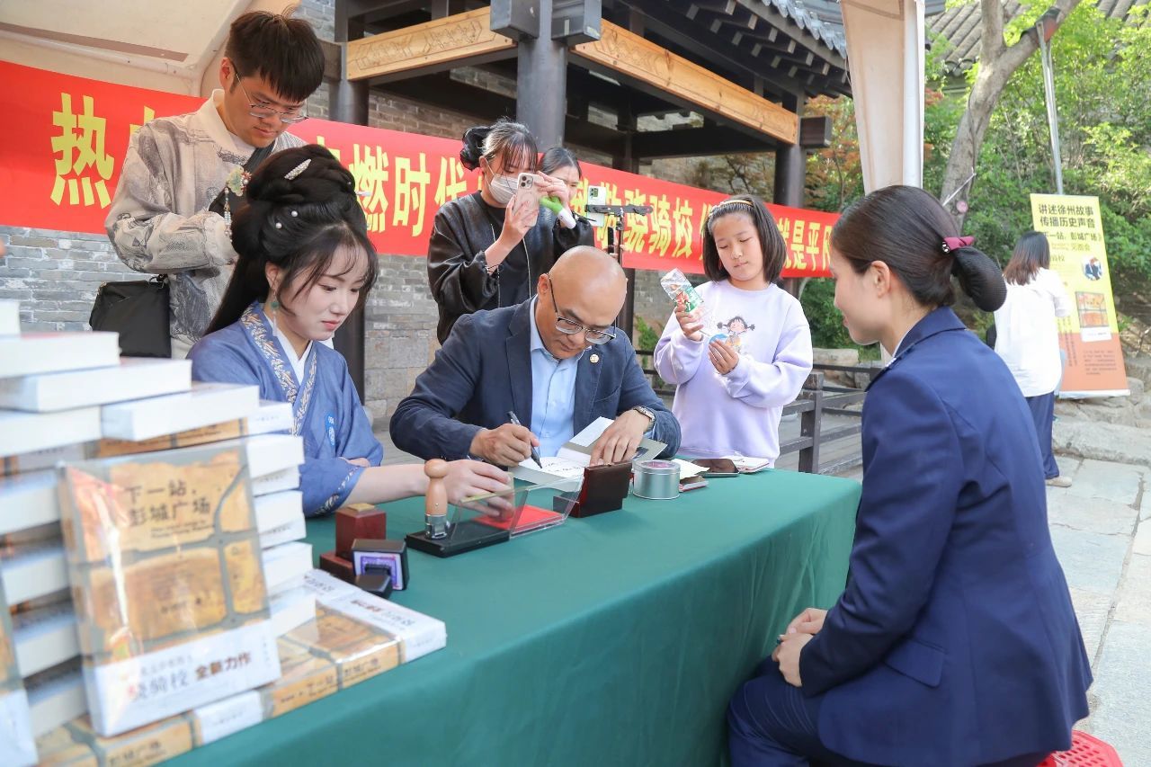 三重时空穿梭彭城烟火，骁骑校新作《下一站，彭城广场》发布