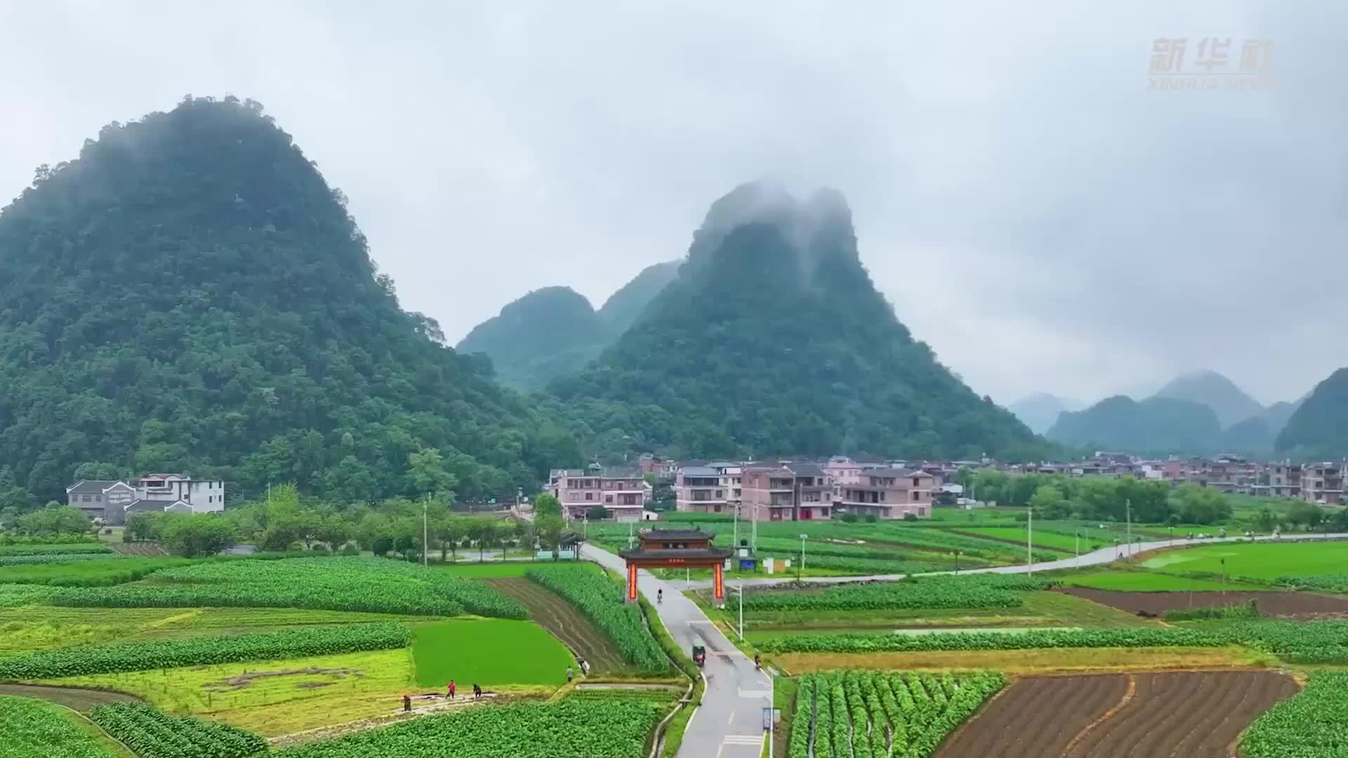 广西贺州：云雾轻笼古村落