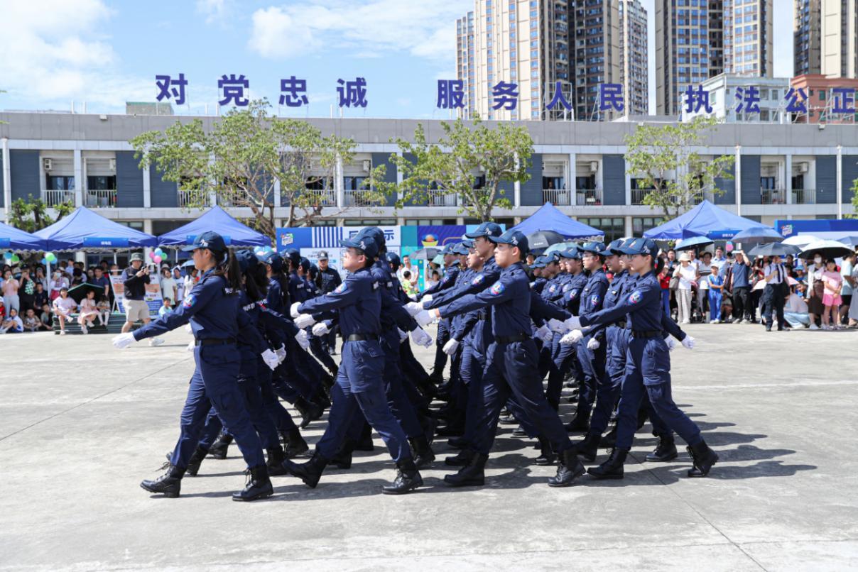 开放日现场少警进行队列表演开放日现场少警进行队列表演