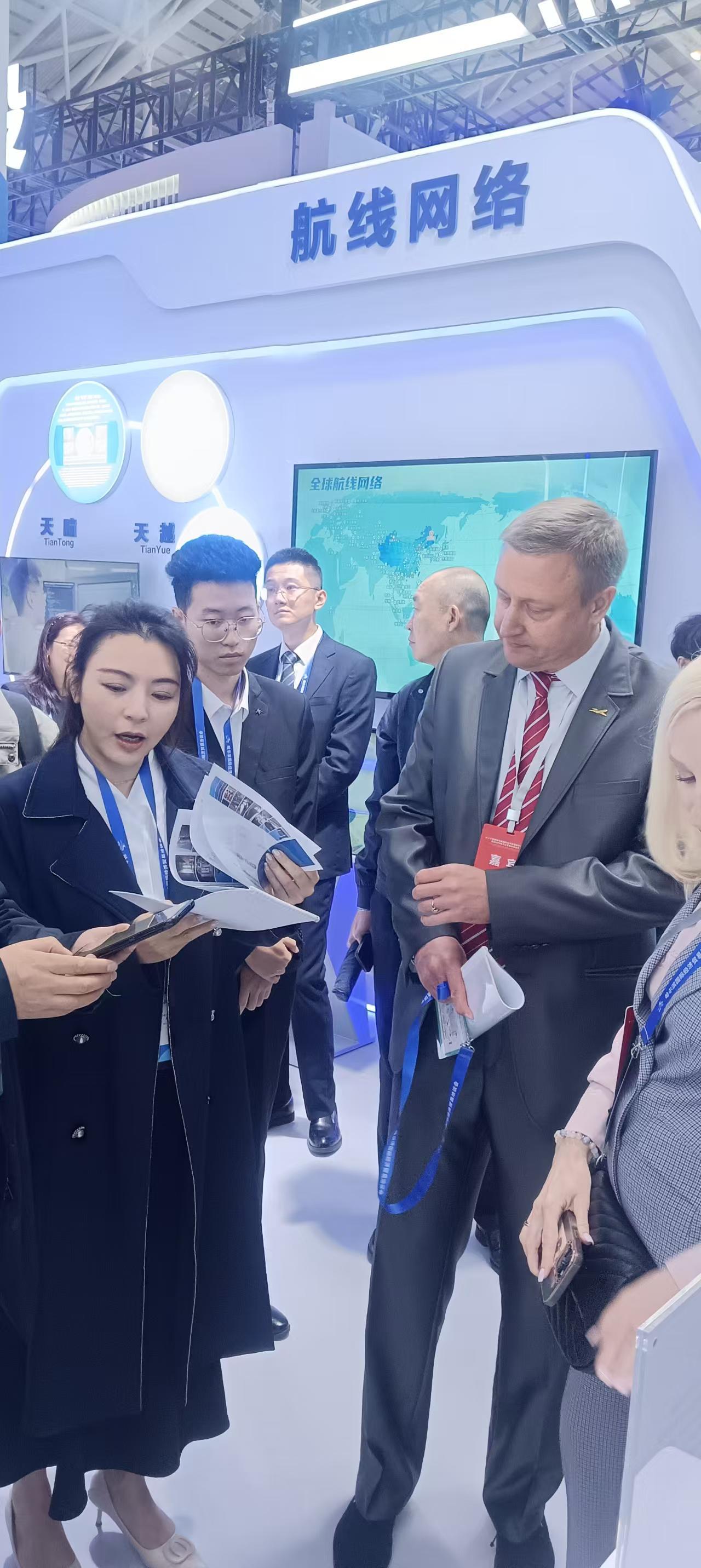 南航飞行模拟训练设备在哈洽会展出 观众现场体验飞行  南航集团亮相第34届哈尔滨国际经济贸易洽谈会
