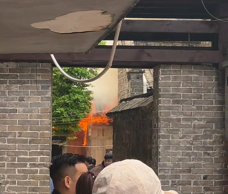 金丝楠木老屋文旅博物馆着火。受访者视频截图