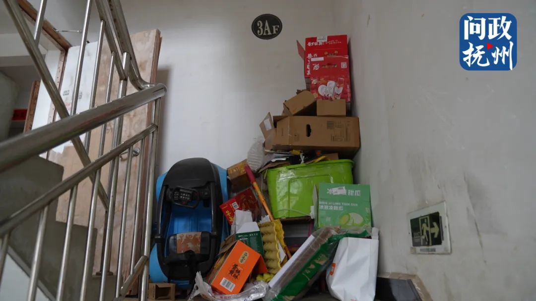 ▲ 杂物堆积在通道口