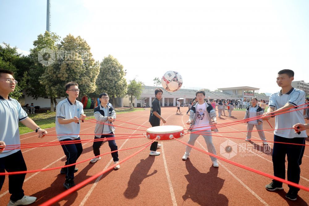 2025年5月11日，江西省吉安市峽江中學的高三學生在玩“同心鼓”游戲。