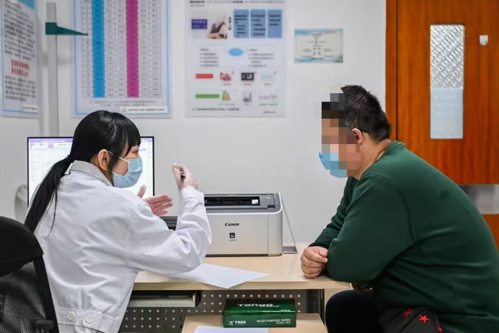 圖為陸軍軍醫大學西南醫院醫生正在問診。新華社發