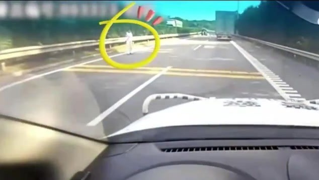 女子在高速快车道上当“活人警示牌”：以为打了招呼别人就能看到