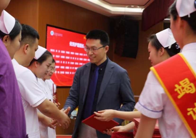 沧州中西医结合医院院长李晓明为受表彰人员颁发证书。