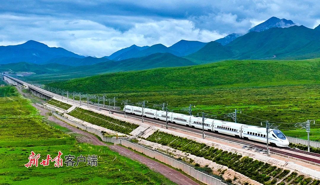 上图:张掖机场 网信张掖微信公众号;下图:一列动车缓缓驶入兰新高铁山丹马场站 新甘肃客户端