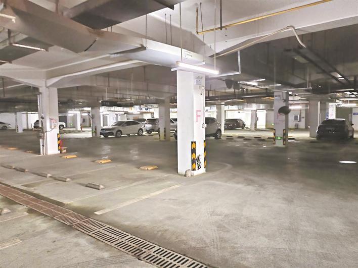 地下车库有大量的车位