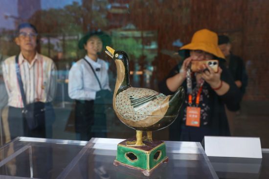 图为5月10日,台湾媒体人在陶阳里历史文化街区的景德镇御窑博物馆观看镇馆之宝之一“素三彩鸭形香薰”。中新社记者 刘力鑫 摄
