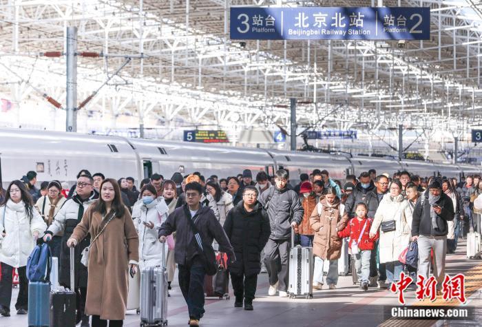 5月15日，中国国家铁路集团有限公司发布客运数据显示：1至4月，全国铁路发送旅客14.6亿人次、同比增长5.9%，创同期历史新高。图为2月4日，旅客在北京北站乘车。 中新社记者 贾天勇 摄