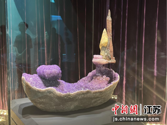 “镇馆之宝”紫色“石船”。宋叶 摄