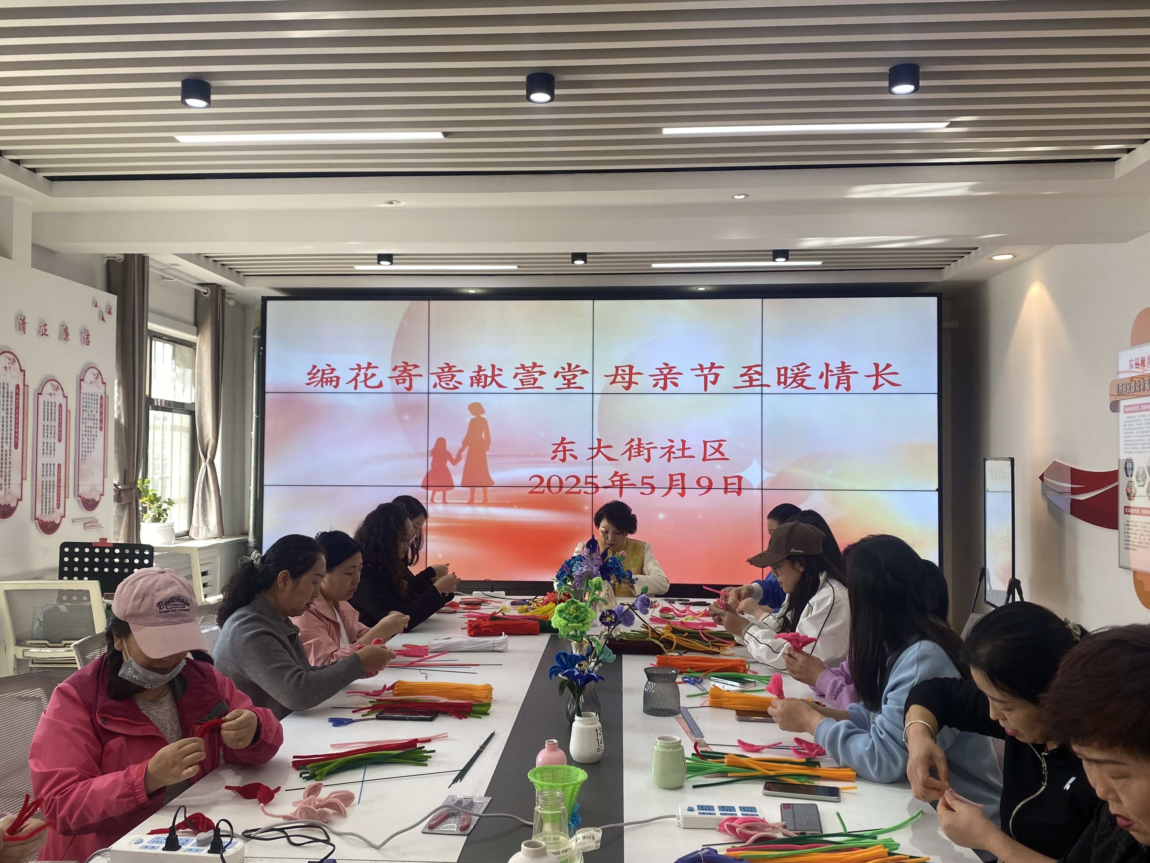 母亲节“花”式表白　华亭银发族开心得嘞