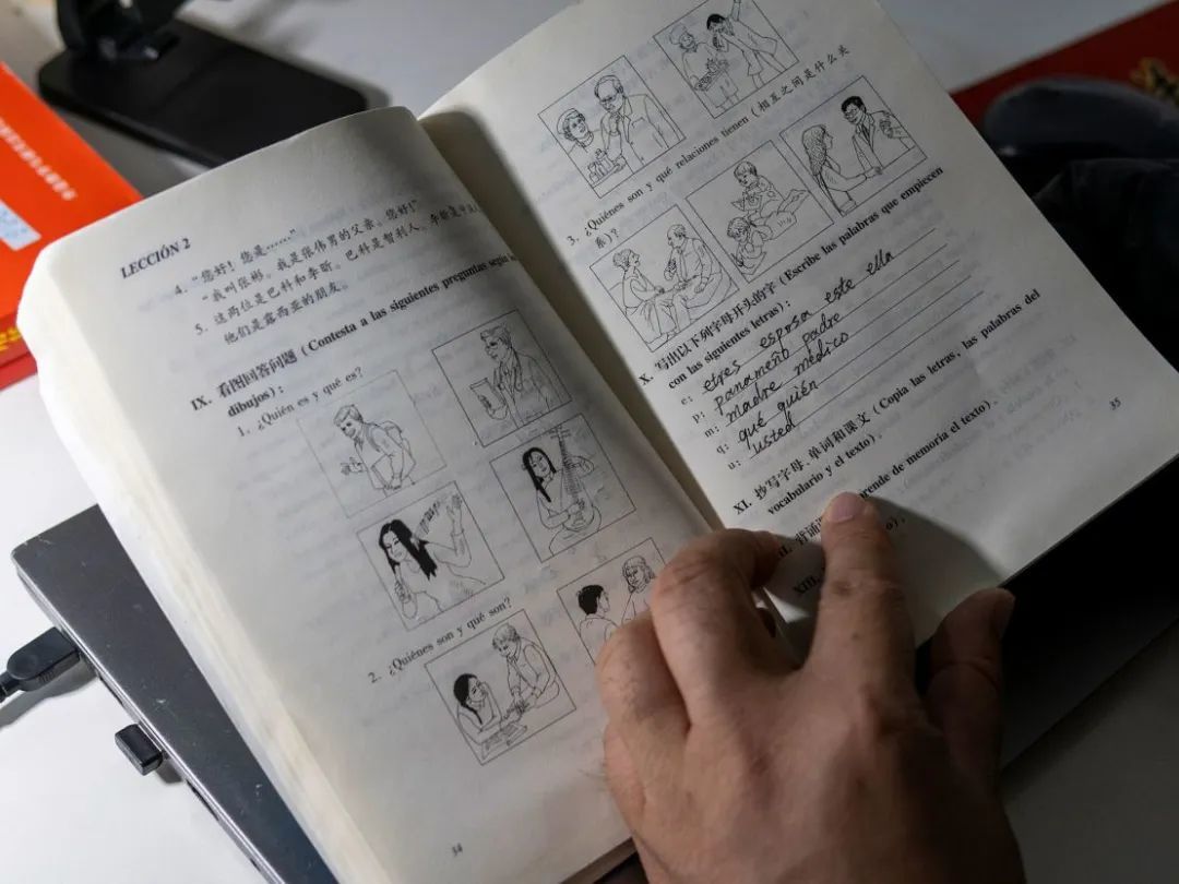 ▎ 张建秋学习西班牙语的练习册。图源：CNN