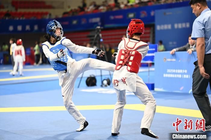 图为青少年跆拳道选手在场上过招。(赛事组委会供图)