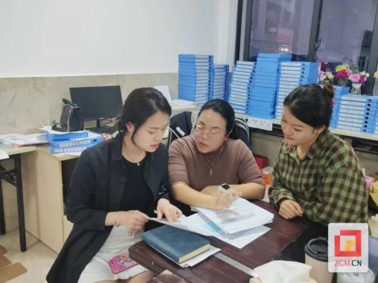 自贡医疗帮扶队队员熊显建正在查房