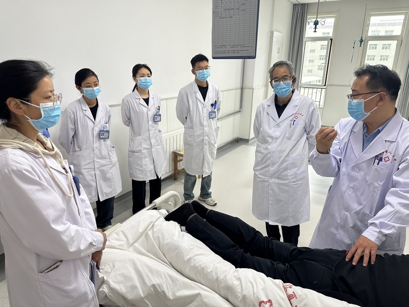 传承推广传统中医药诊疗技术 政协委员刘军赴甘肃临夏州开展义诊服务