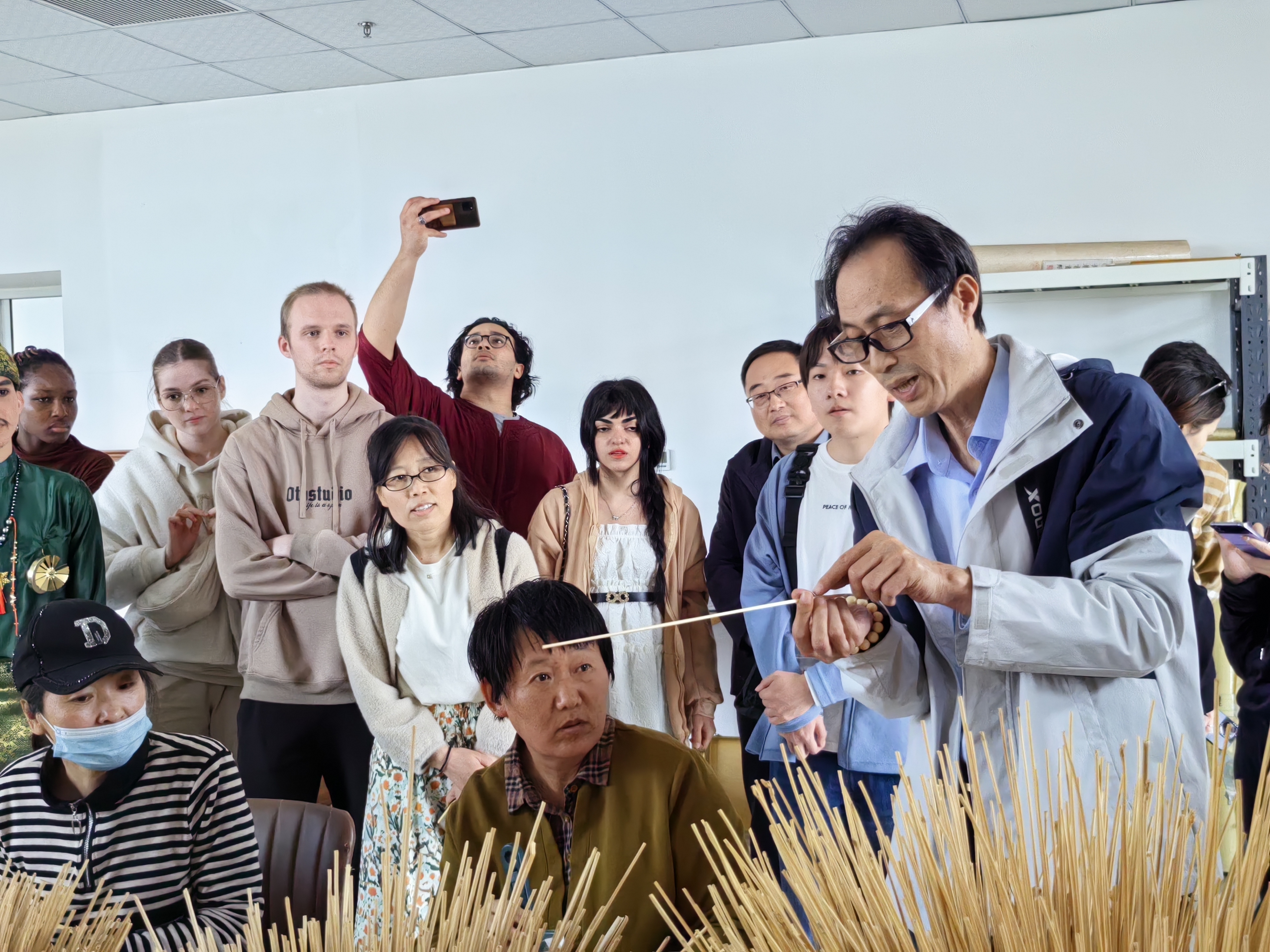 青岛乡里乡亲 | 烙铁当画笔 麦草绘人生:乡村手艺“技良人”——许加梓