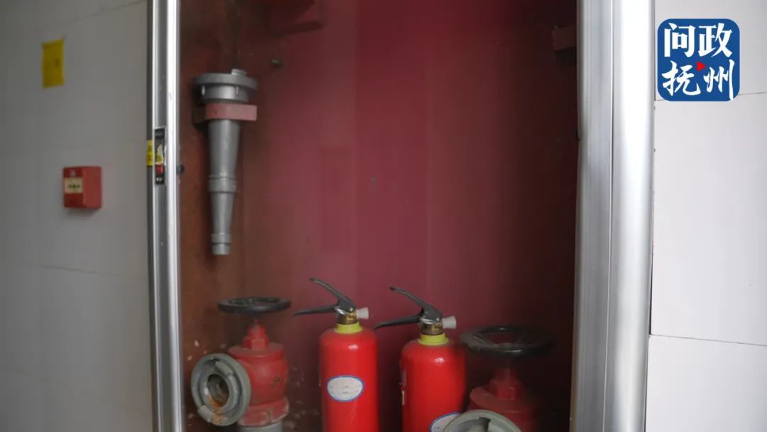 ▲ 消火栓箱里缺少消防水带