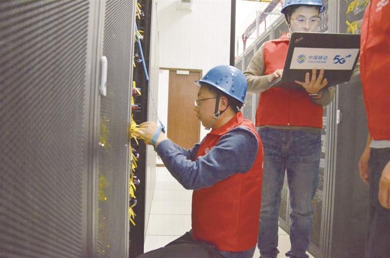 中国移动甘肃公司工作人员开通5G-A 3CC网络设备