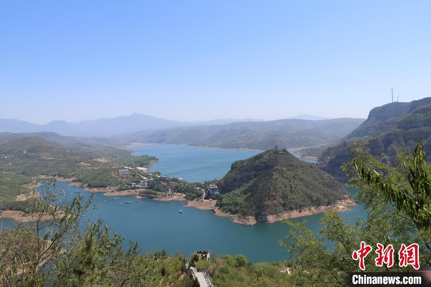 初夏时节，河南济源黄河三峡景区风景如画，吸引游客徜游山水之间，尽享自然之趣。图为黄河三峡自然风光。李海珠 摄