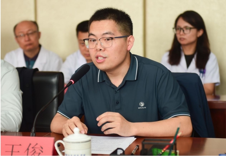 沧州市卫健委基层科副科长王俊在项目启动仪式上致辞。