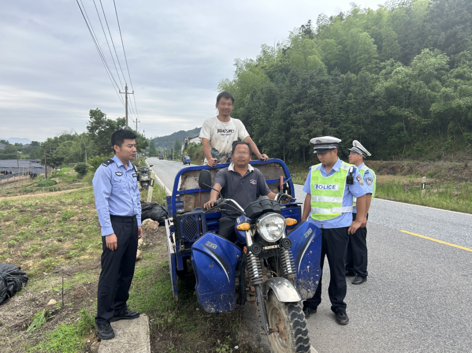 ▲宜黄交警在国省道严查三轮车违法载人交通违法行为。