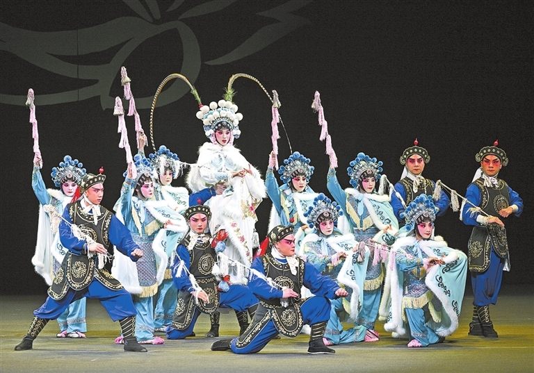 第五场“救父出征”选段，小女儿雪莲带兵前来营救父亲李迩。