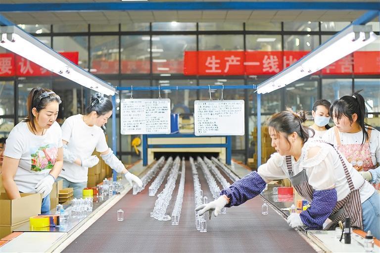 甘肃富地金虹玻璃制品有限公司为国际知名品牌化妆品生产玻璃容器