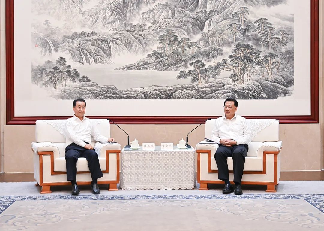 5月14日下午，市委书记袁家军会见民政部党组书记、部长陆治原。刘力 摄