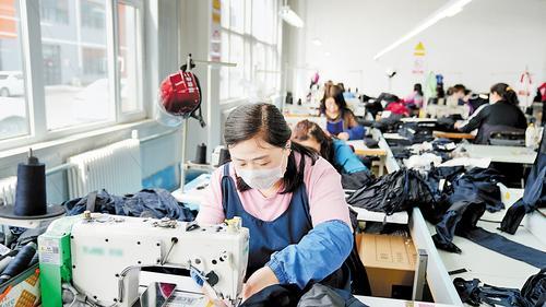 5月12日，张北县义合美新城帮扶工厂生产车间，工人在赶制订单。 吴孟忱摄