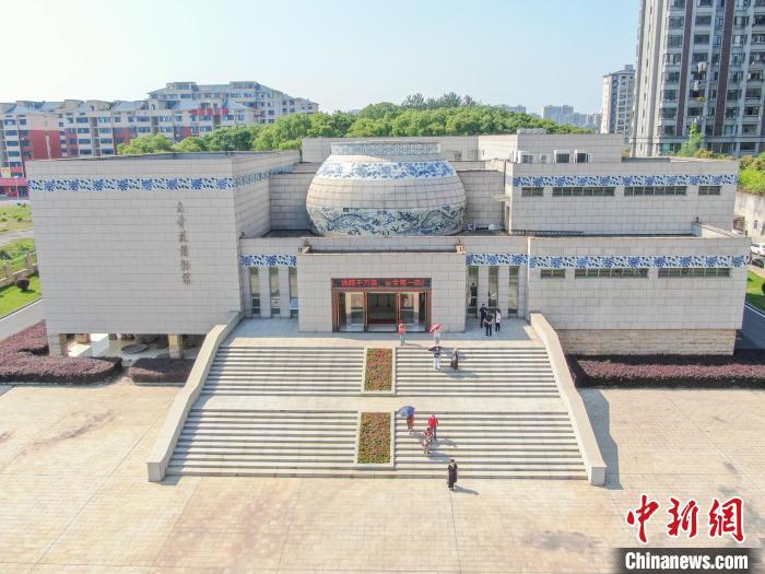 5月11日，江西宜春高安市，参观的游客从元青花博物馆内走出。元青花瓷(又称元青花)，即元代生产的青花瓷器。高安元青花博物馆是世界上第一座以元青花命名的专题性博物馆，这里珍藏了20件元代青花瓷器和4件釉里红瓷器。这些瓷器器物完整、器型硕大、品种较全、造型优美、工艺精湛，属罕见元代极品。目前，该馆馆藏元代青花瓷器数量中国第一、世界第三。(无人机照片)中新社记者 刘力鑫 摄