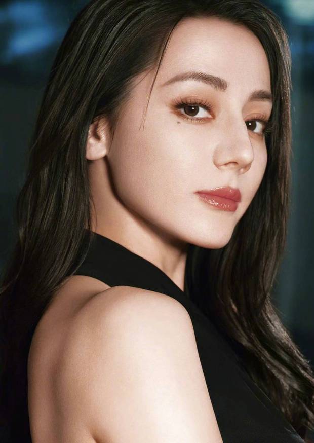 搜狐娱乐讯 5月14日，一组迪丽热巴的最新大片释出，招牌中她身穿黑色挂脖裙，妆容精致。