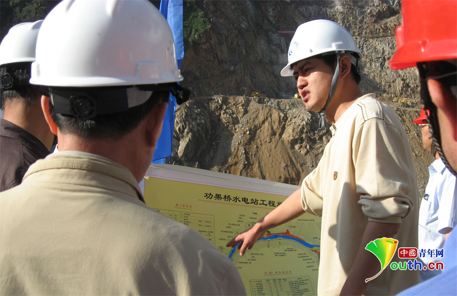 王明疆与同事在野外工作。中国电建西北院供图