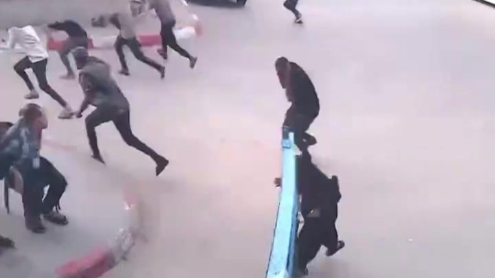 以色列轰炸医院致28死，炸弹直接落入门口人群中，惨烈画面曝光