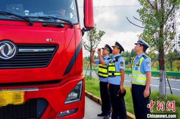 近日,江西省交通运输厅联合江西省公安厅在全省范围内开展“百吨王”货运车辆专项整治行动。江西省交通运输综合行政执法监督管理局 供图