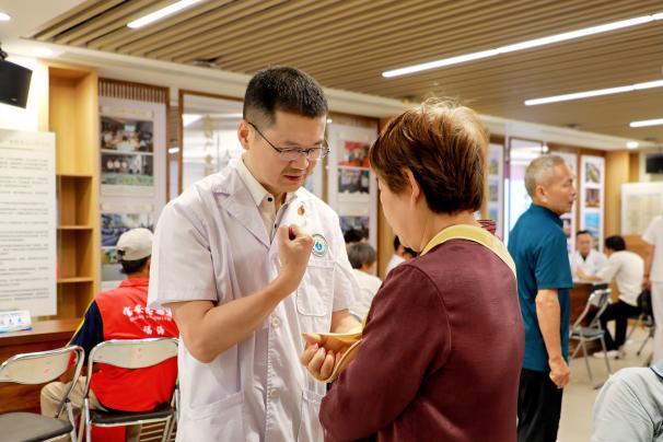 健康服务送到社区 居民群众直呼方便