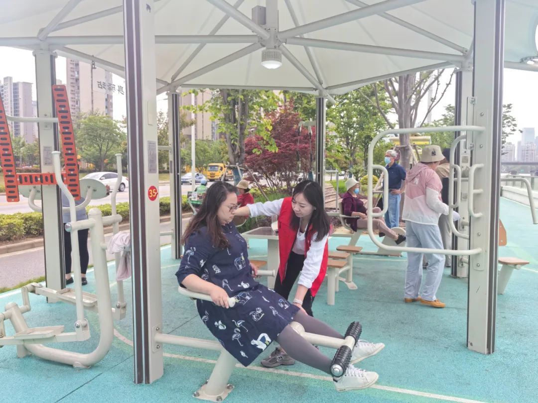 工作人员指导居民如何使用器械。