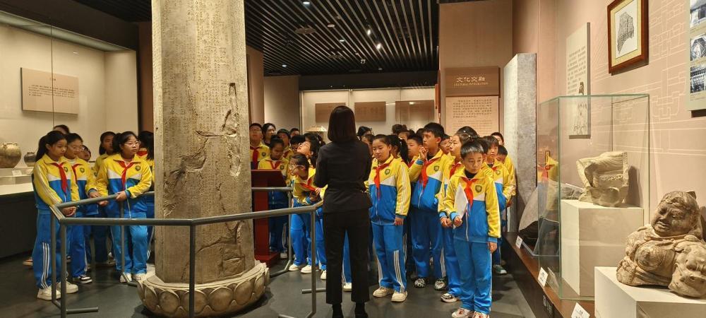 当地学校组织师生到易县博物馆研学。（受访单位供图）