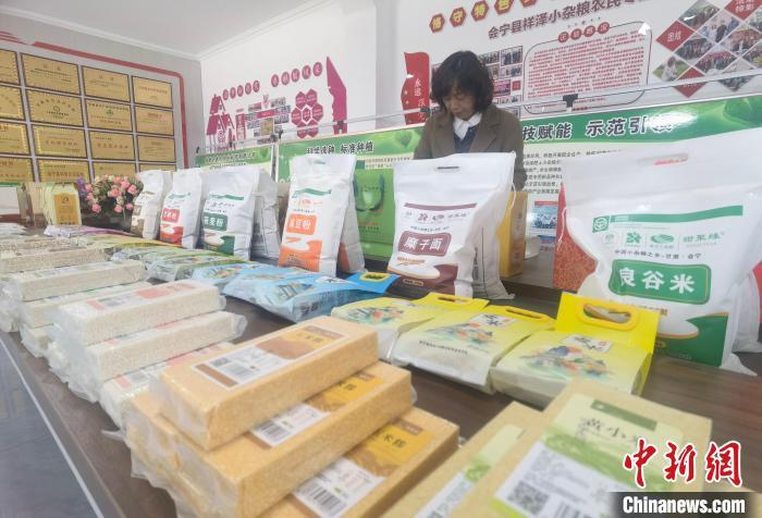 图为王华收购、加工的小杂粮，产品种类众多。刘玉桃　摄