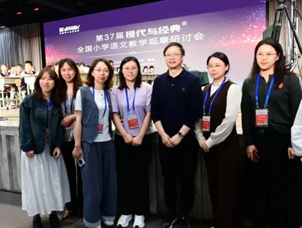 语文一组教师与语文特级教师薛法根合影