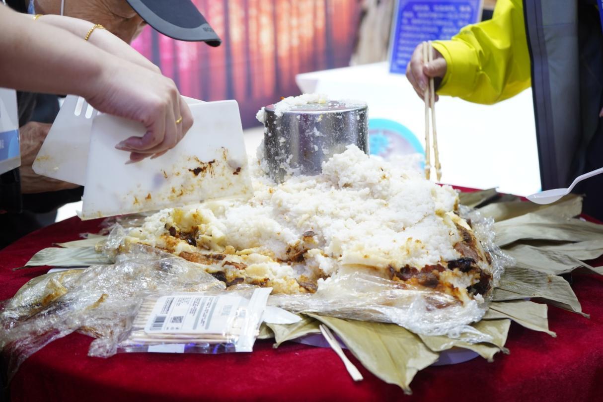 观众现场品尝鳇鱼粽子