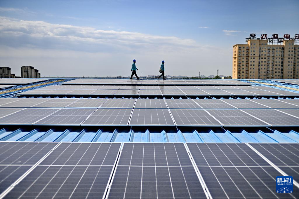 5月14日，国网元氏县供电公司工作人员在元氏县一家科技型企业屋顶光伏电站内巡检。