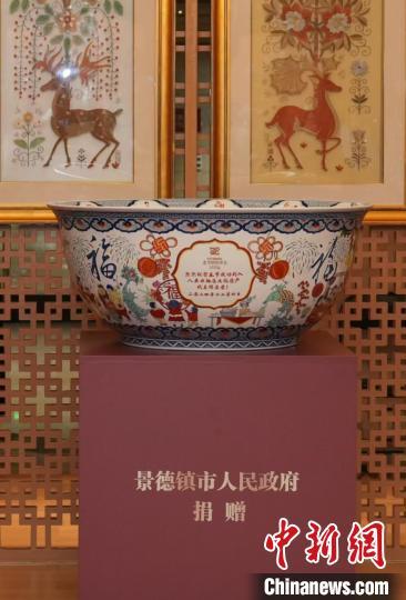 青花斗彩“春碗”。　主办方供图