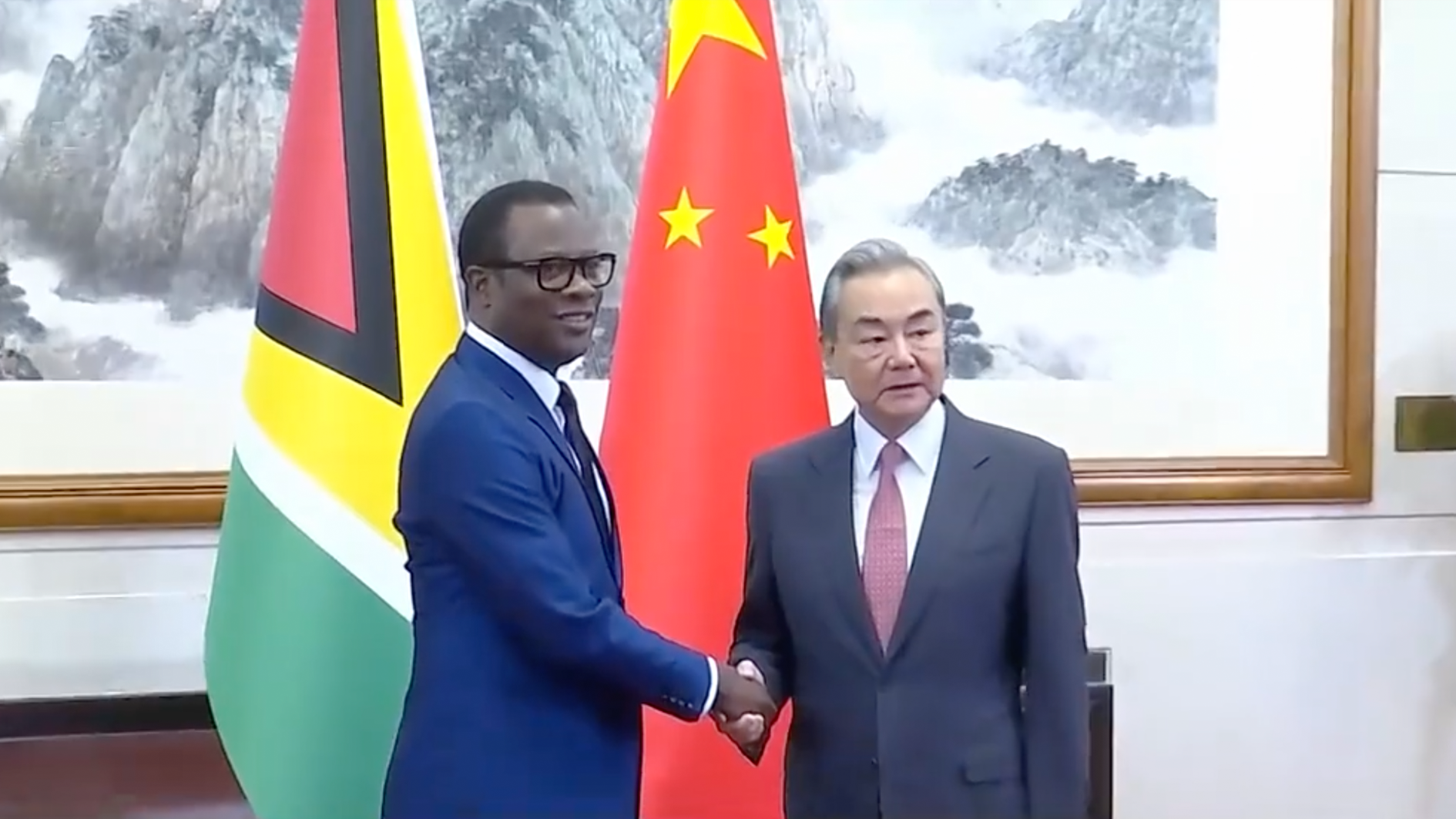 王毅会见加勒比国家代表：中国的外交传统是大小国家一律平等