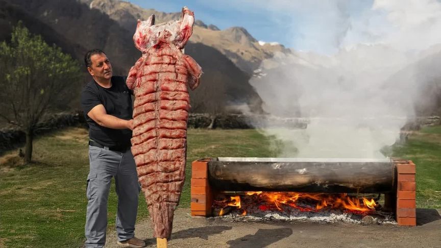 两米大锅做油炸鲇鱼，这比人还高的大鱼好吃吗？要是国内高低得炖了