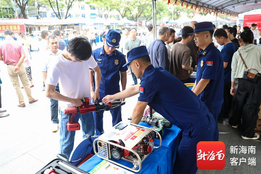 海南省“5&middot;12”防灾减灾日主题科普活动现场，市民群众体验消防救援装备。记者 姚皓 摄