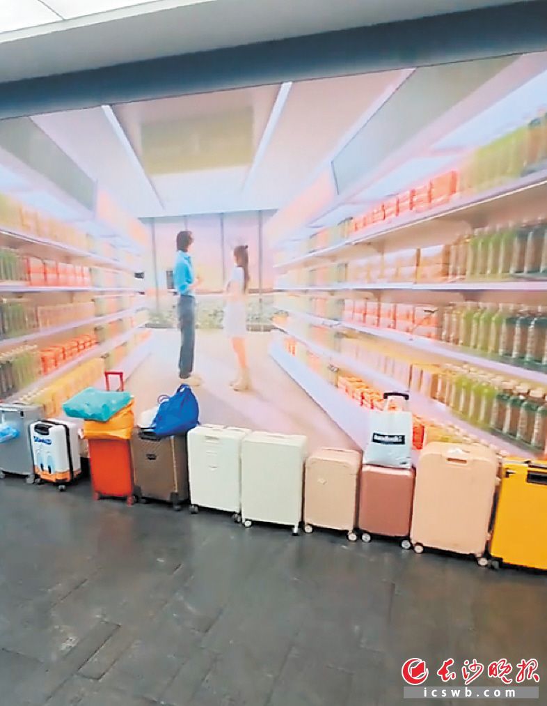 五一广场地铁站的“无人行李墙”,成为一道独特的风景线。视频截图