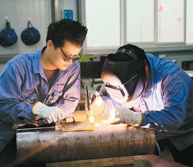 西材三川工作人员在精密加工车间内认真作业。